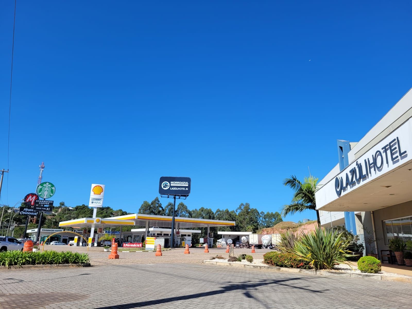 complexo de serviços com posto de combustível, restaurante e o hotel