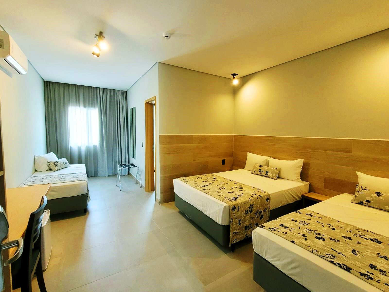 quarto luxo com 2 camas de casal, cortinas, ar condicionado, mesa de trabalho