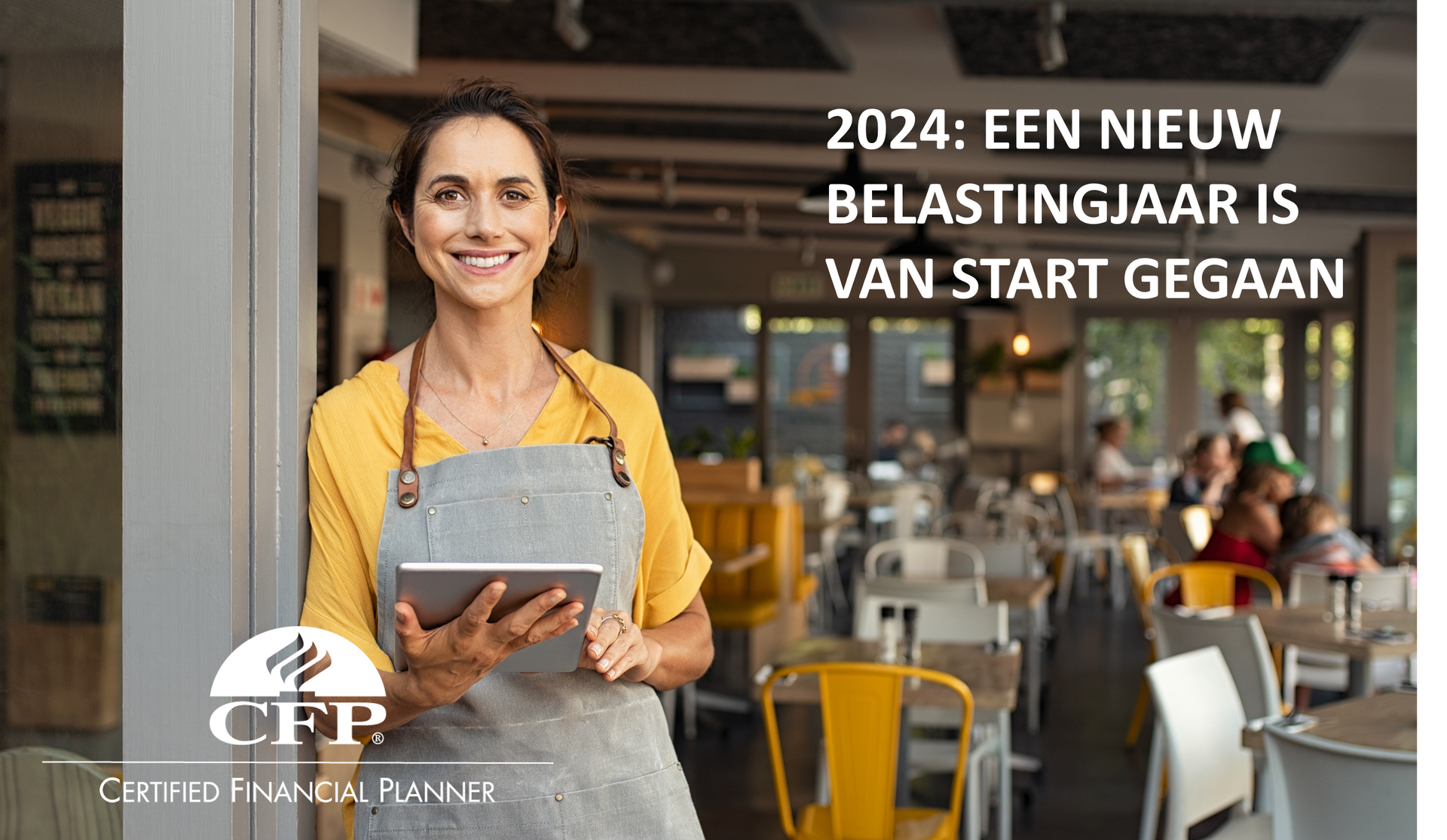 Vrouw in restaurant, met tablet, glimlachend. Tekst: 2024: Een nieuw belastingjaar is begonnen. Logo CFP.