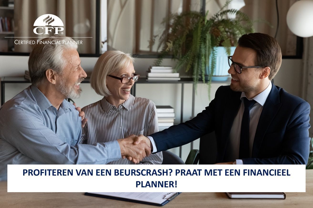 Ouder echtpaar schudt de hand van een financieel adviseur; 