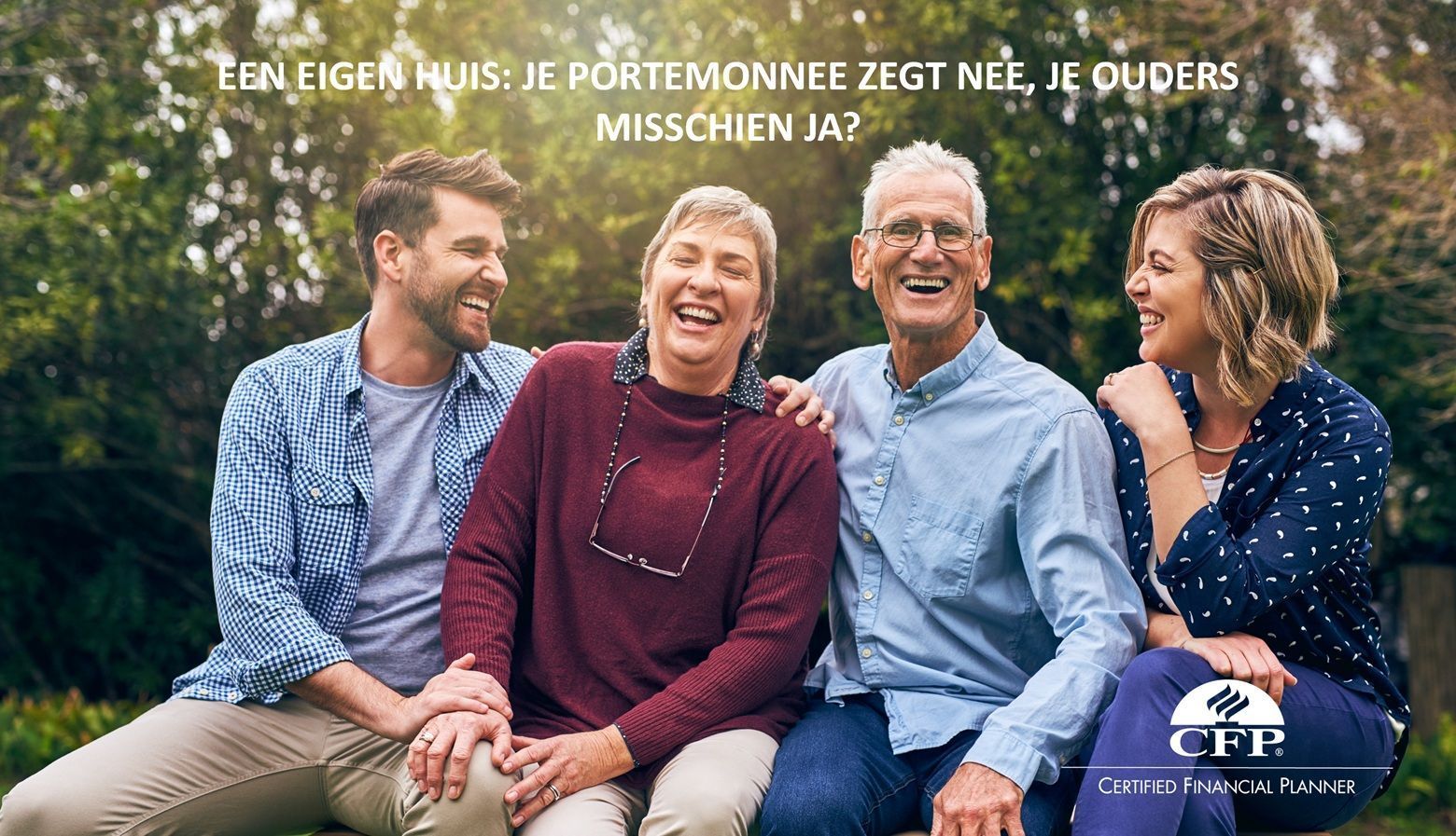 Vier mensen, twee generaties, lachen buiten; de tekst luidt: 