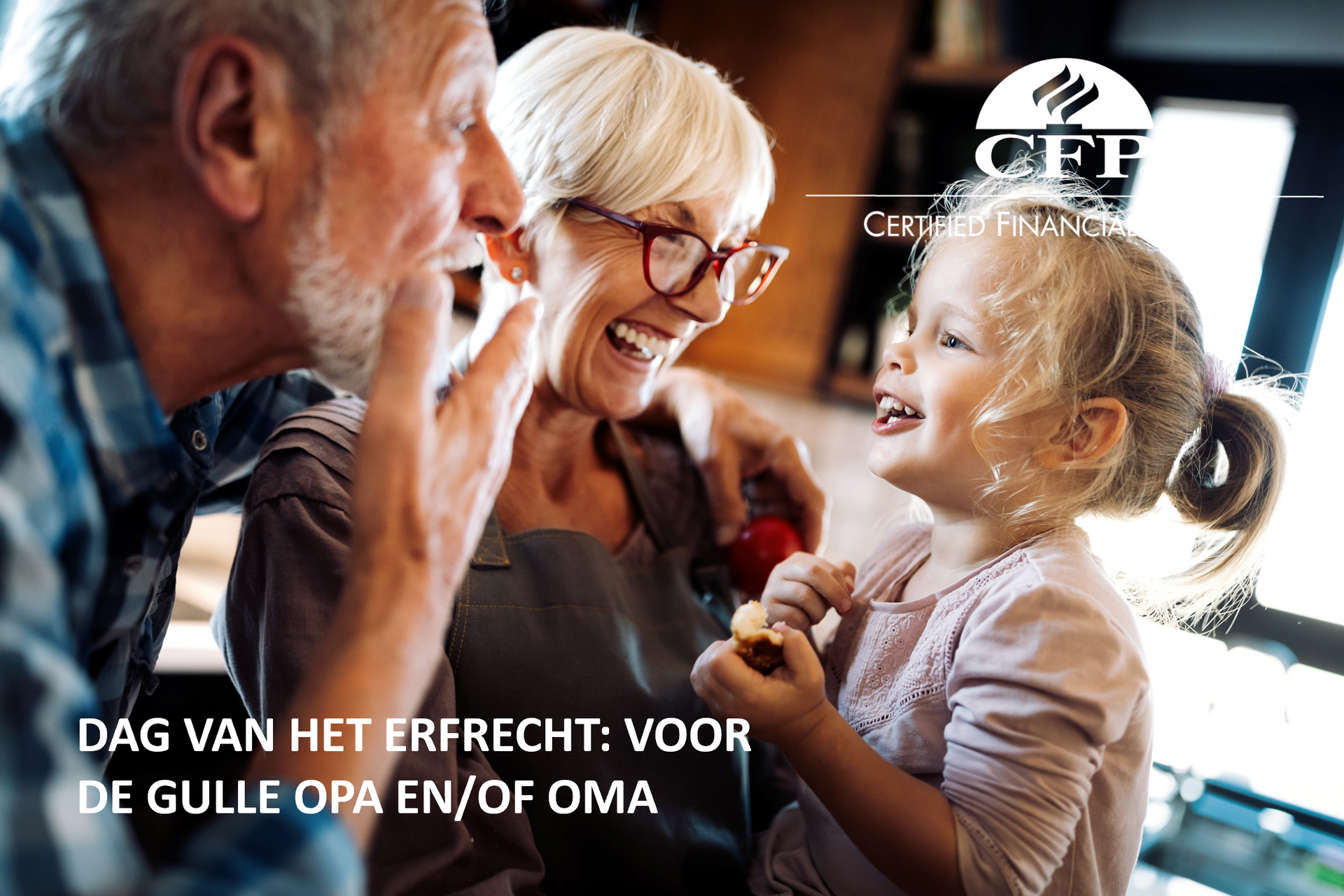 Een gelukkig gezin met meerdere generaties, een lachend kind met grootouders, de tekst luidt: 