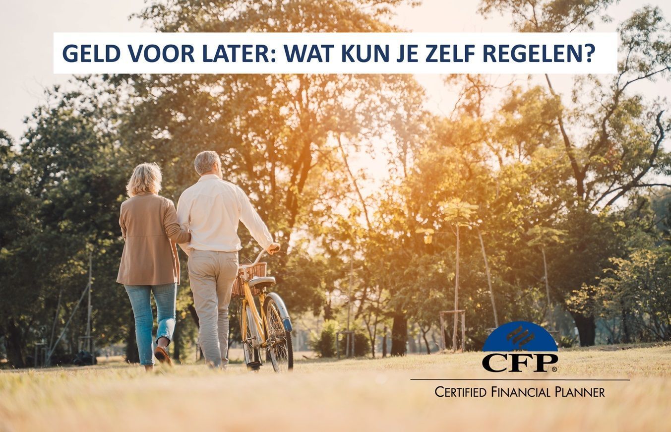 Een ouder echtpaar wandelt in een zonnig park met een fiets. De tekst: 