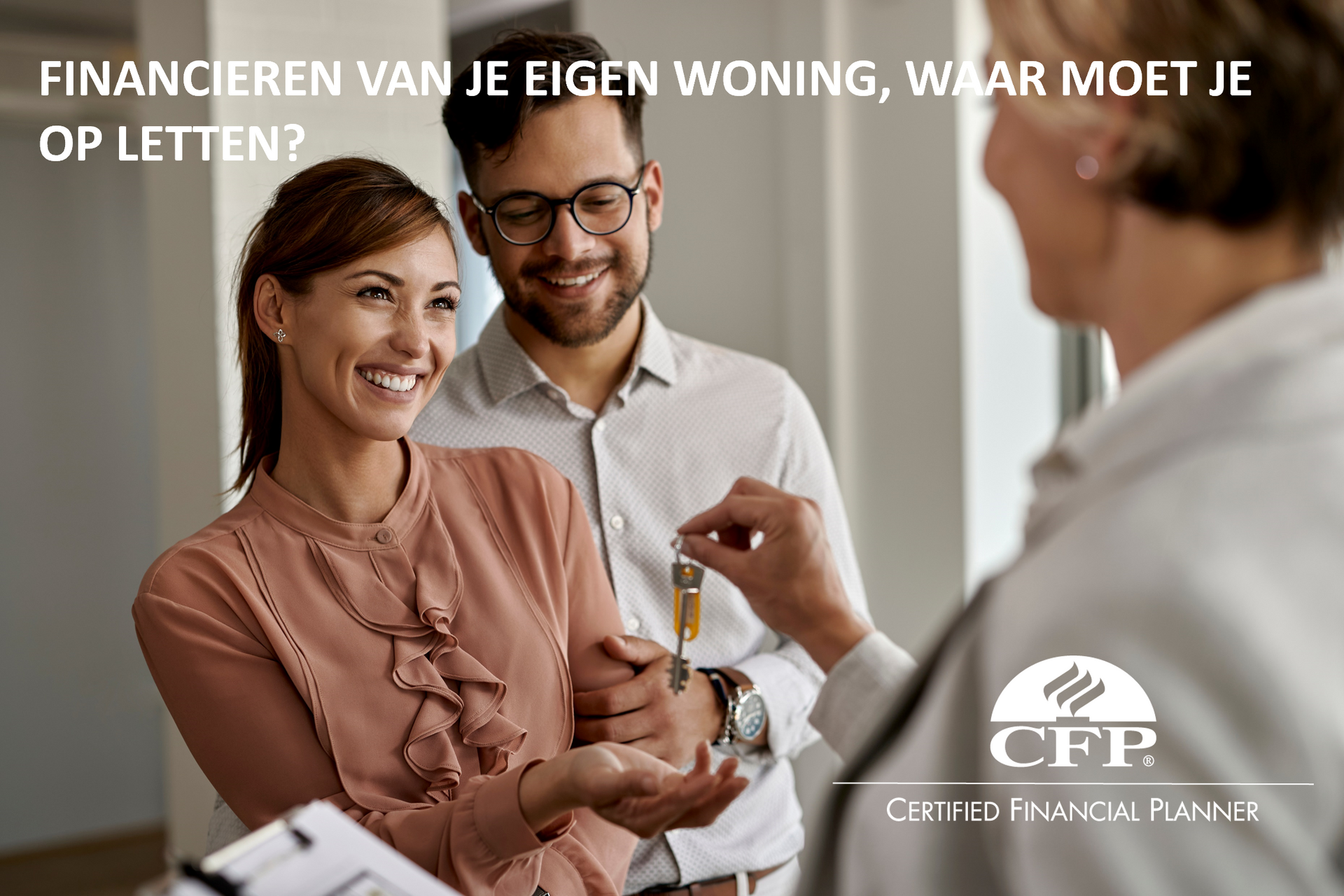Stel ontvangt de sleutels van een financieel planner; tekst: 