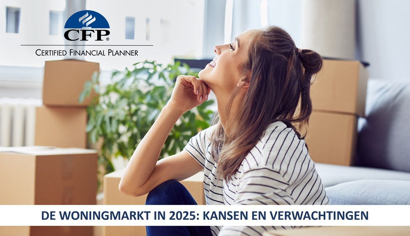 Vrouw in nieuw huis, omringd door dozen, kijkt omhoog en glimlacht. 