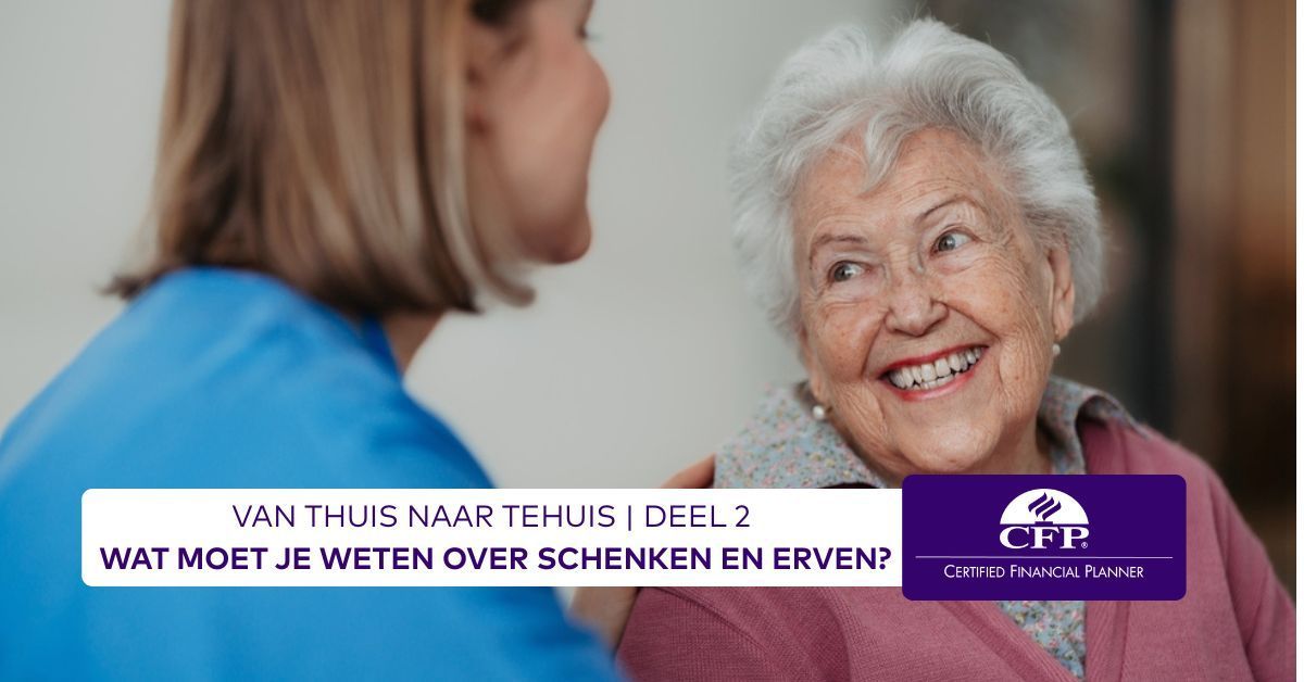 Een lachende oudere vrouw met een verzorger; tekst: 