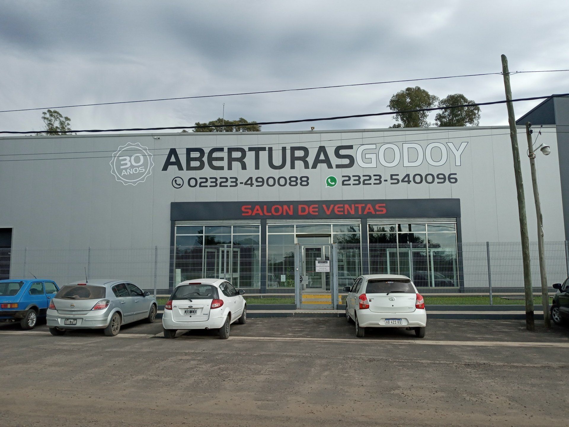 Fachada del local de fabricación de aberturas en Luján