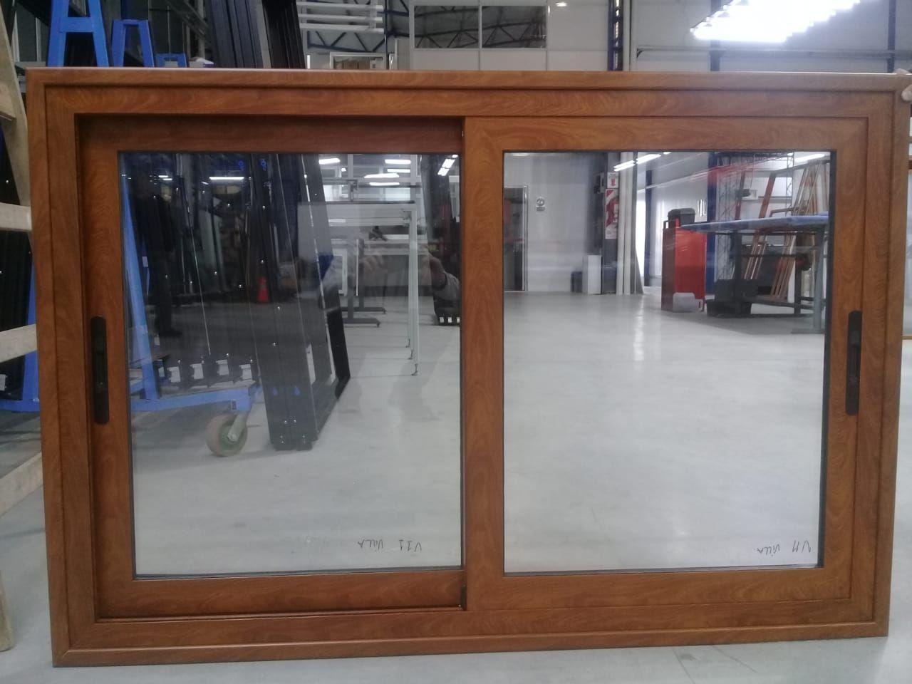Detalle de perfil de aluminio recién cortado en taller