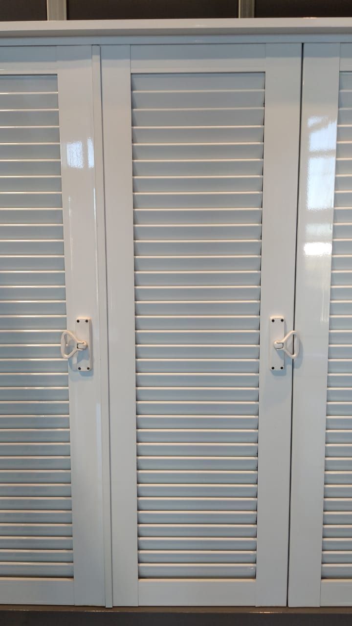 Ventanal corredizo de aluminio en vivienda contemporánea