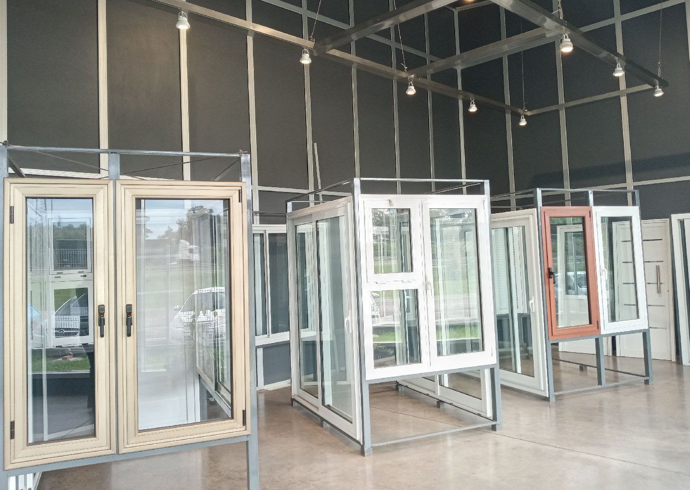 Instalador colocando una ventana a medida en una vivienda en obra