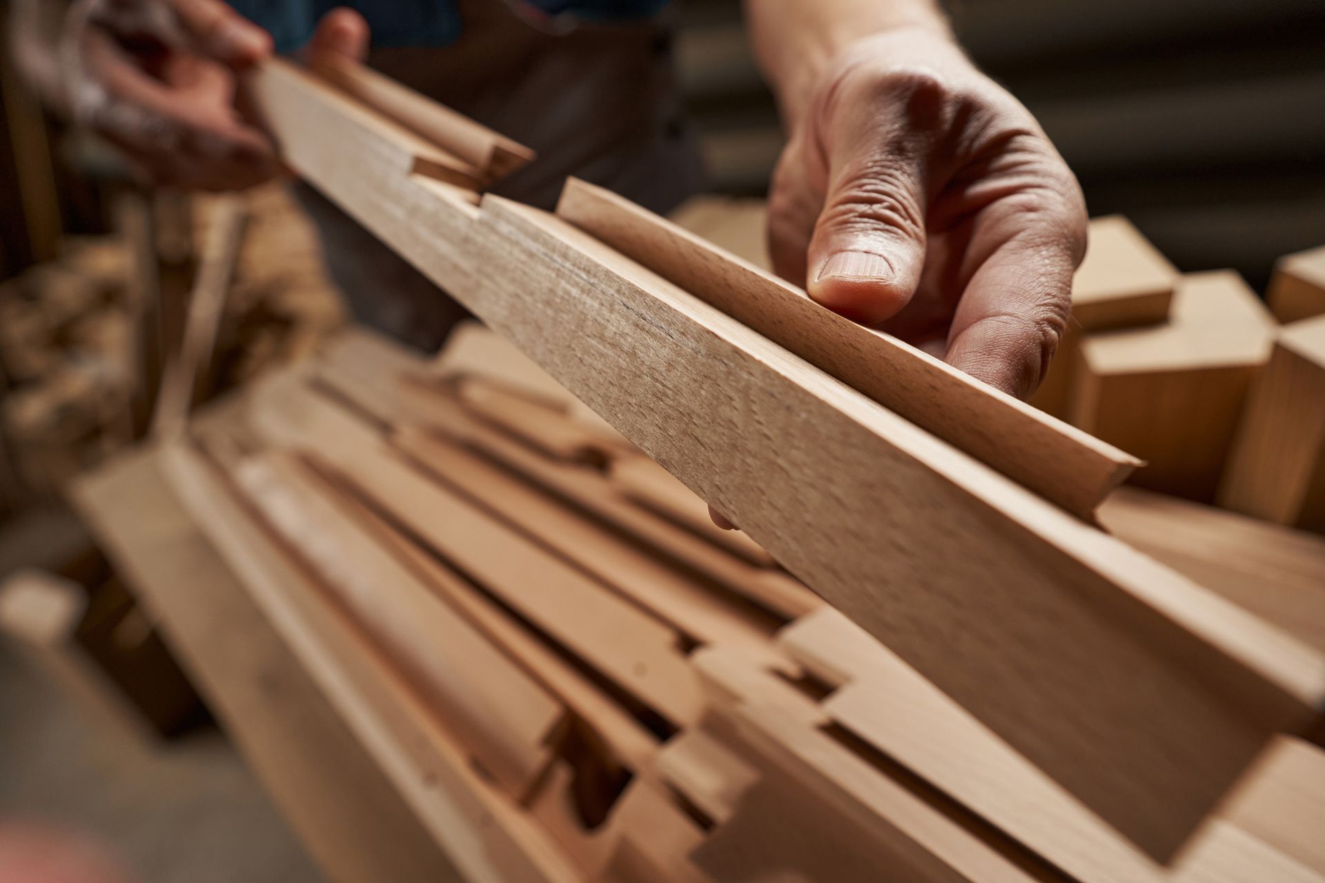 Una persona sostiene un trozo de madera en sus manos.