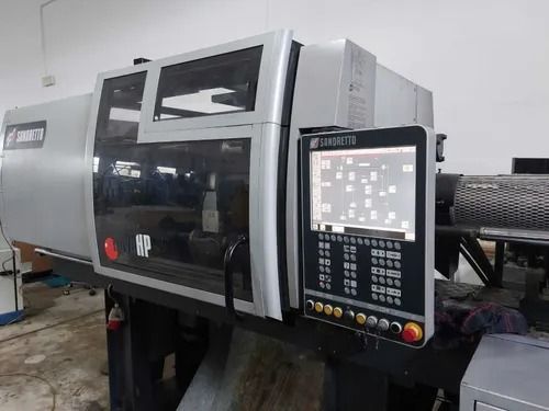 Macchina CNC industriale con pannello di controllo in un'officina