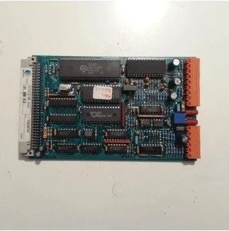 Circuito stampato vintage con connettori e chip su sfondo bianco