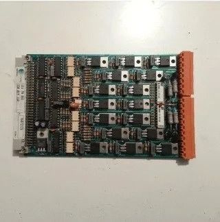 Circuito stampato con più componenti e un connettore arancione su sfondo bianco.