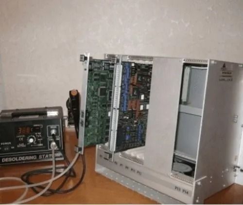 Case del computer aperto accanto a una stazione di saldatura su un banco da lavoro