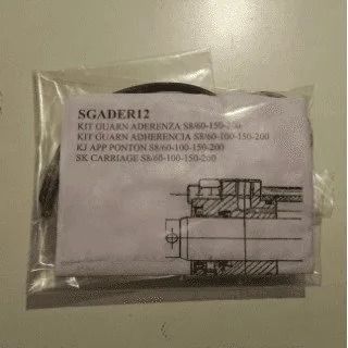 Foglio di istruzioni avvolto in plastica con un piccolo schema tecnico nero e testo su sfondo beige.