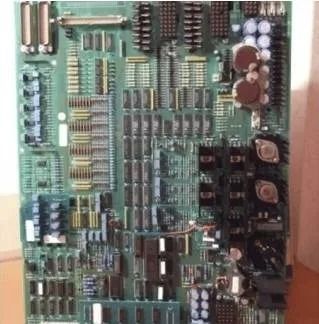 Primo piano di un circuito stampato verde con numerosi componenti elettronici e connettori.