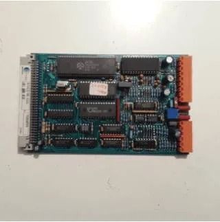Circuito stampato con connettori e chip su sfondo bianco