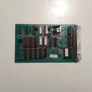 Circuito stampato verde con chip e connettori su sfondo bianco