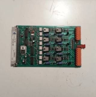 Circuito stampato elettronico verde con connettori arancioni e pin header bianco su una superficie bianca.