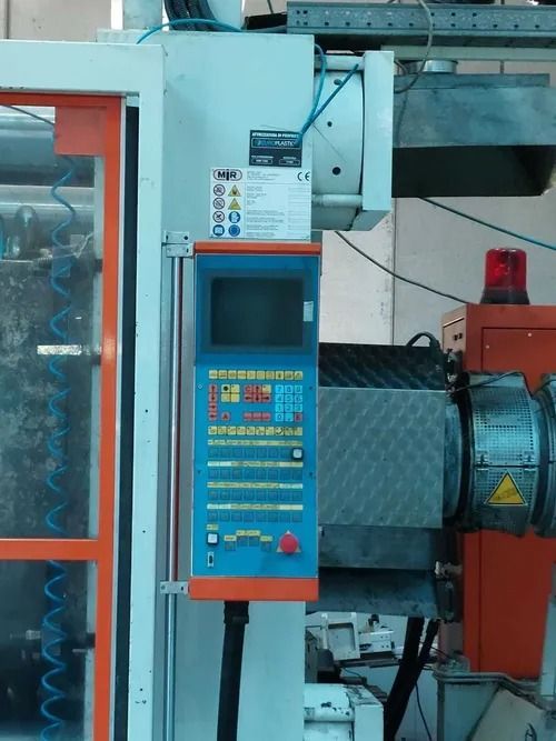 Pannello di controllo industriale blu con pulsanti e display, montato su un macchinario in una fabbrica.