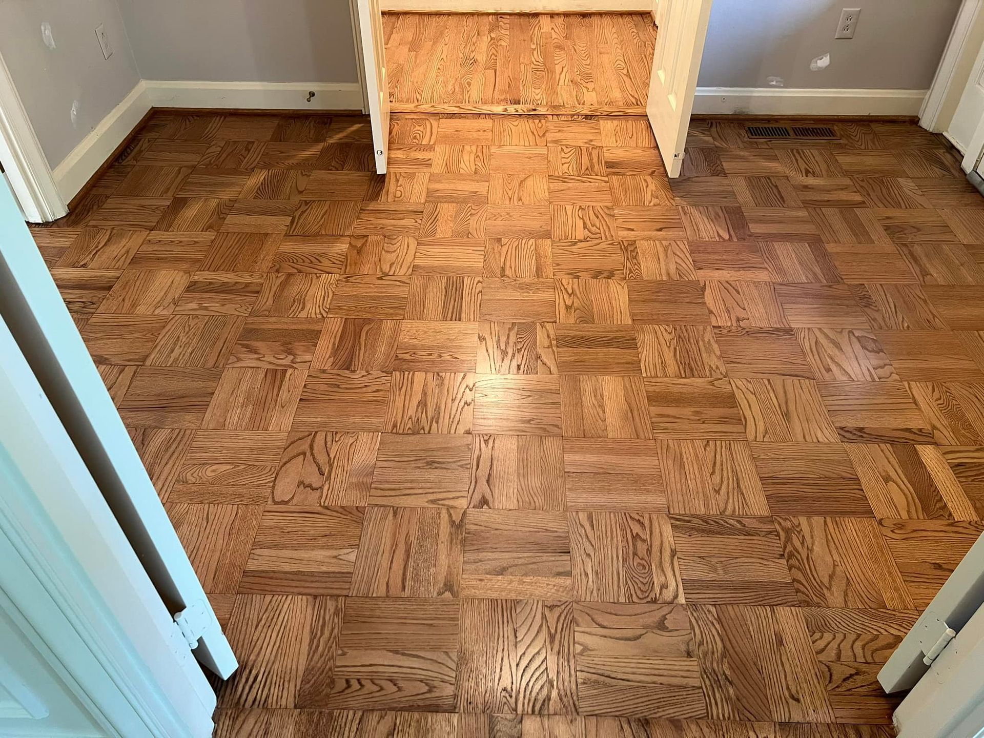 A room with a wooden floor and a closet.