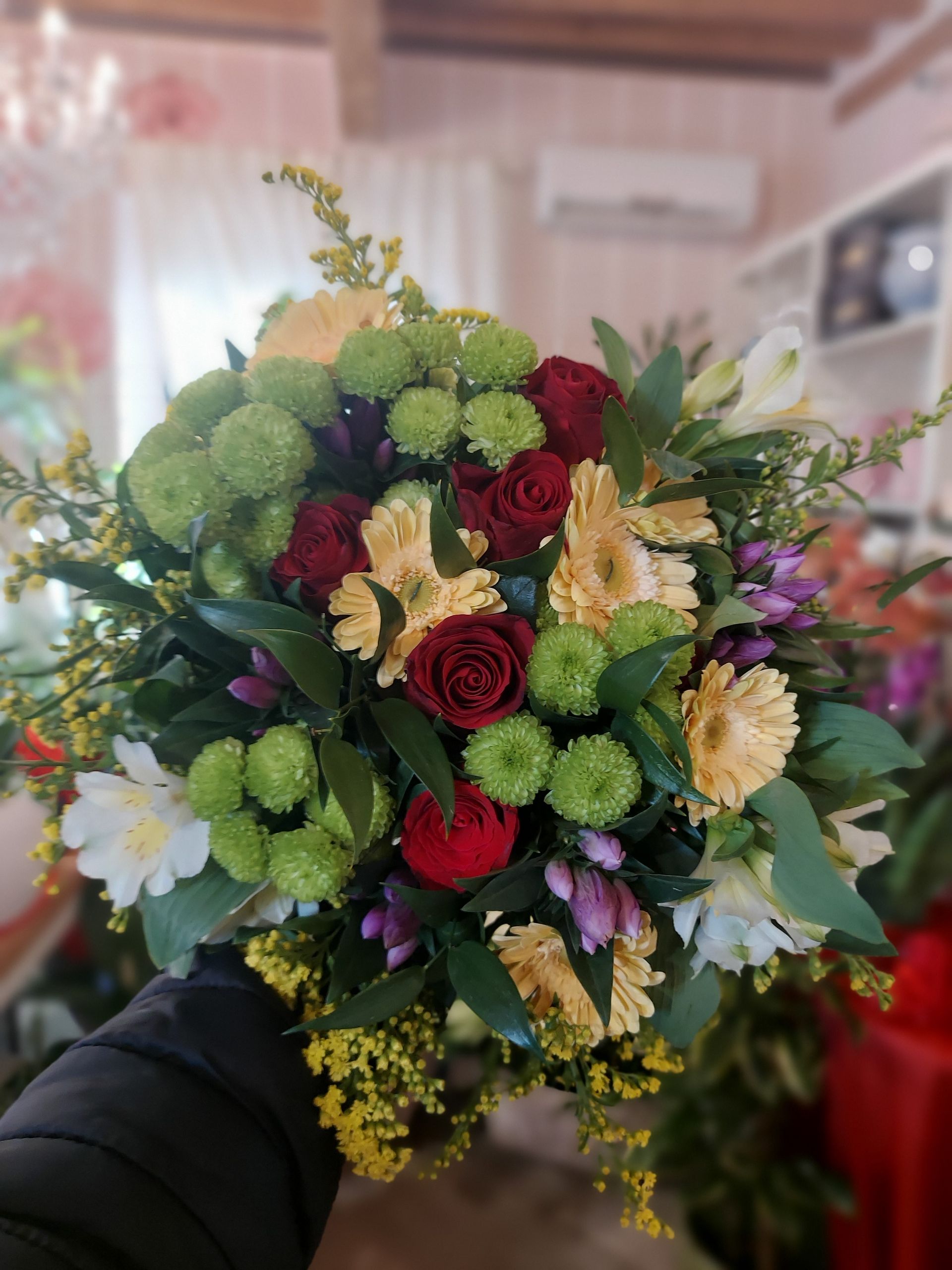 Una persona tiene in mano un mazzo di fiori.