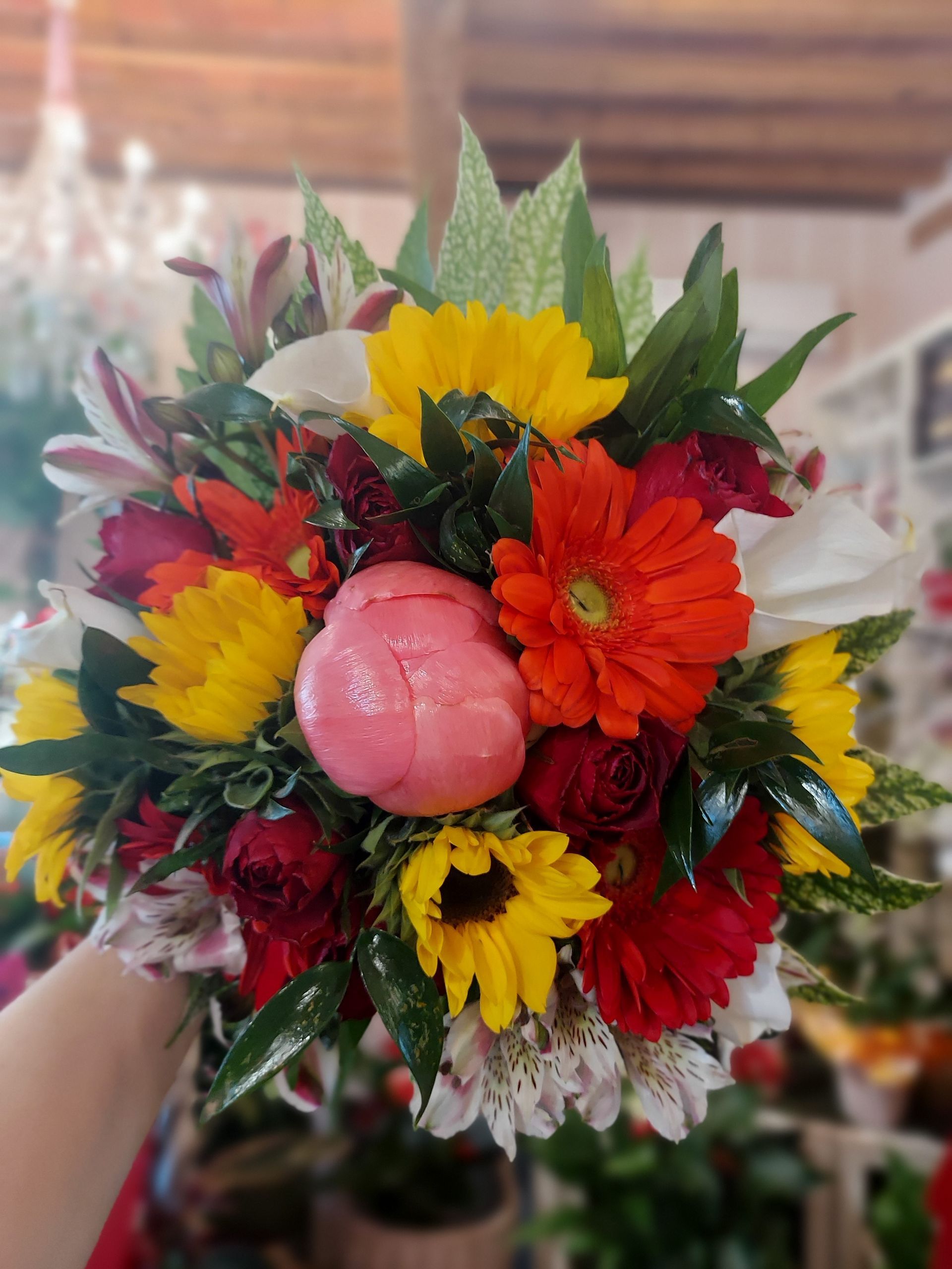 Una persona tiene in mano un mazzo di fiori.