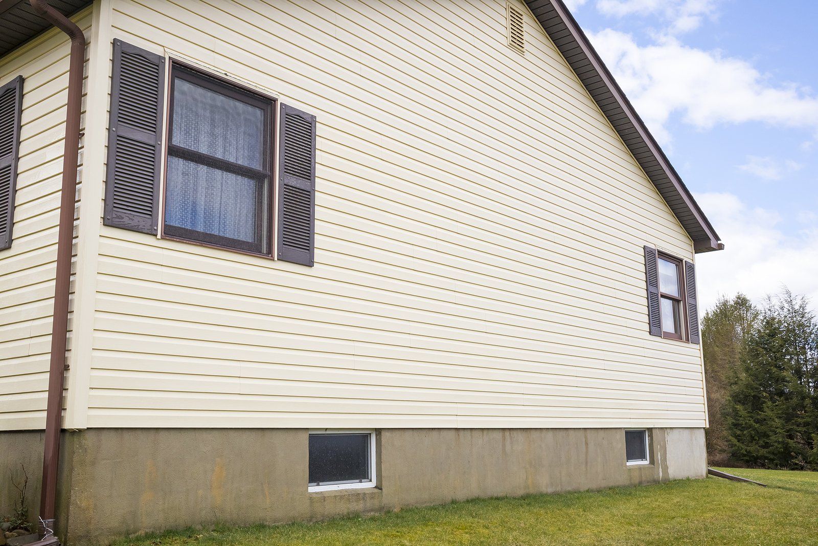 House with pale yellow vinyl sidings