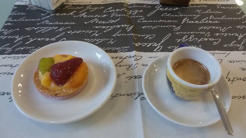 caffé e pasta alla frutta