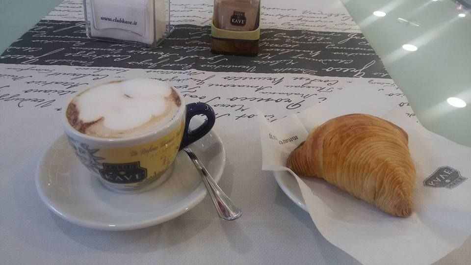 Tazza di cappuccino e brioche