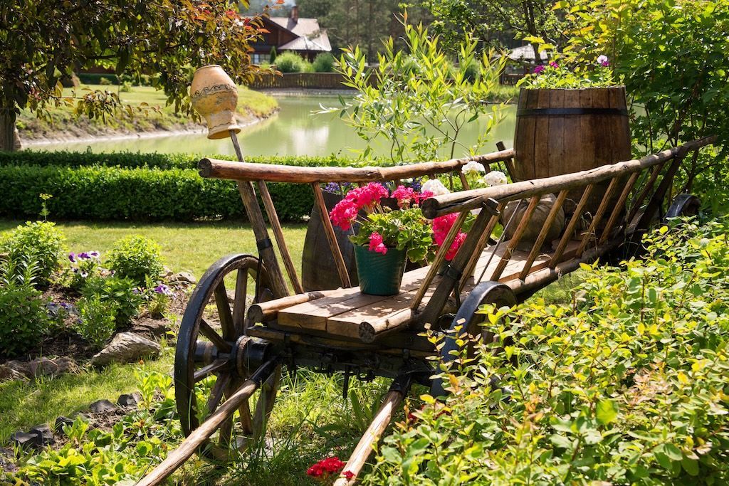 Alter Holzwagen als Gartenschmuck zum angrenzenden 