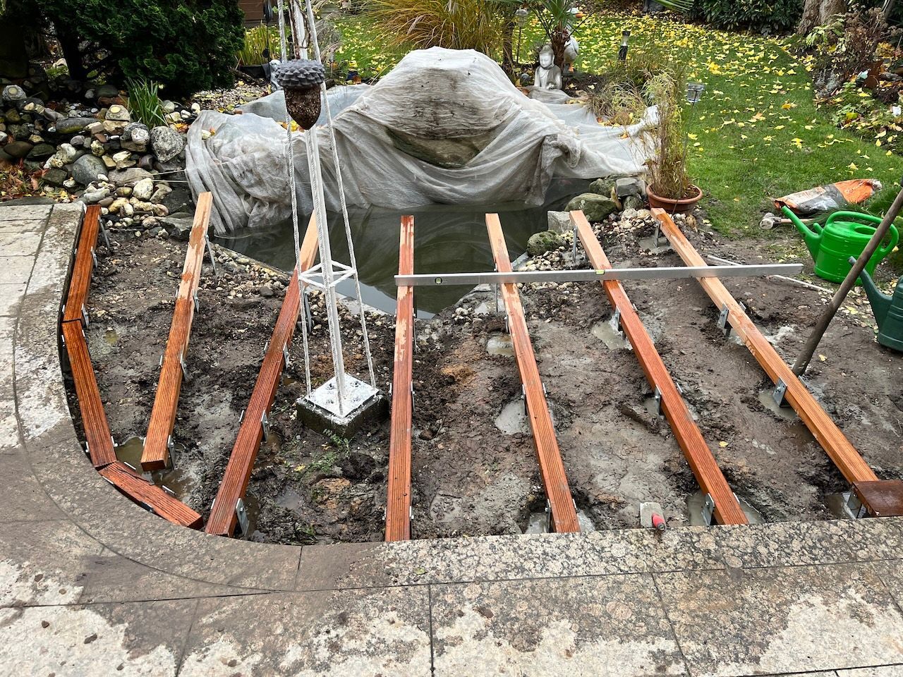 Beim Bau einer kleinen Holzterrasse in die Steinterrasse integriert. 