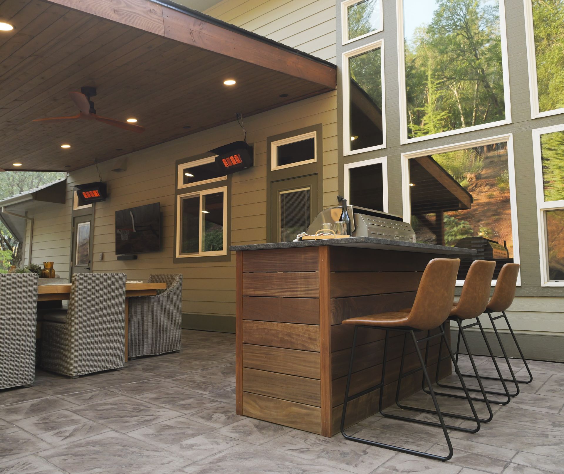 Small outdoor kitchen with grill and granite countertops in Jacksonville, Oregon.