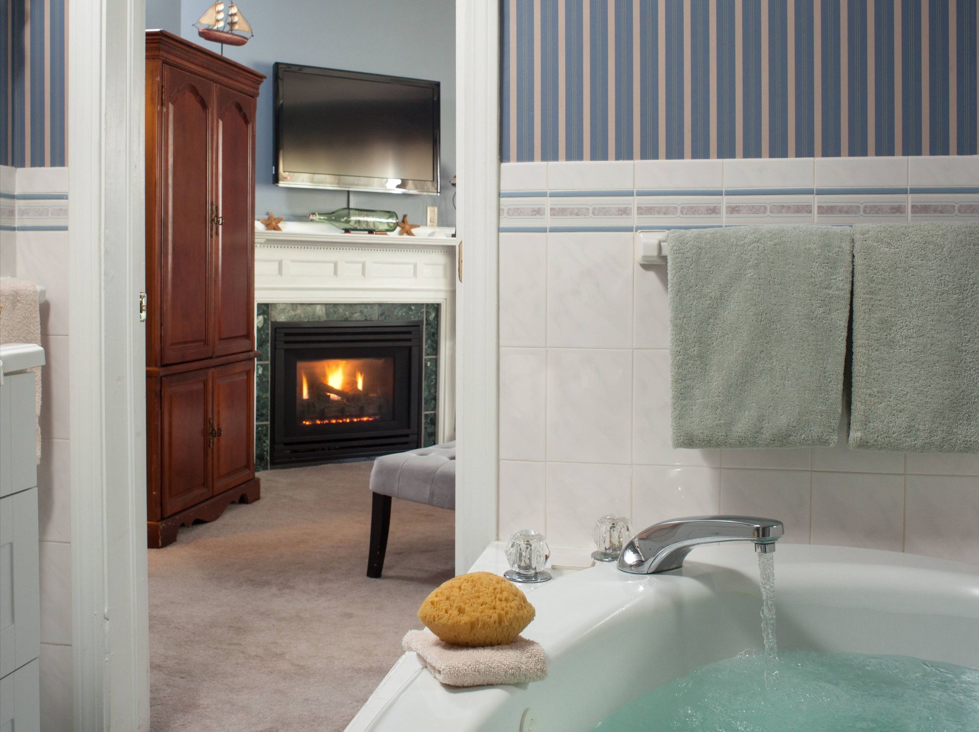 Beech Tree Inn - King with Fireplace & Jacuzzi
