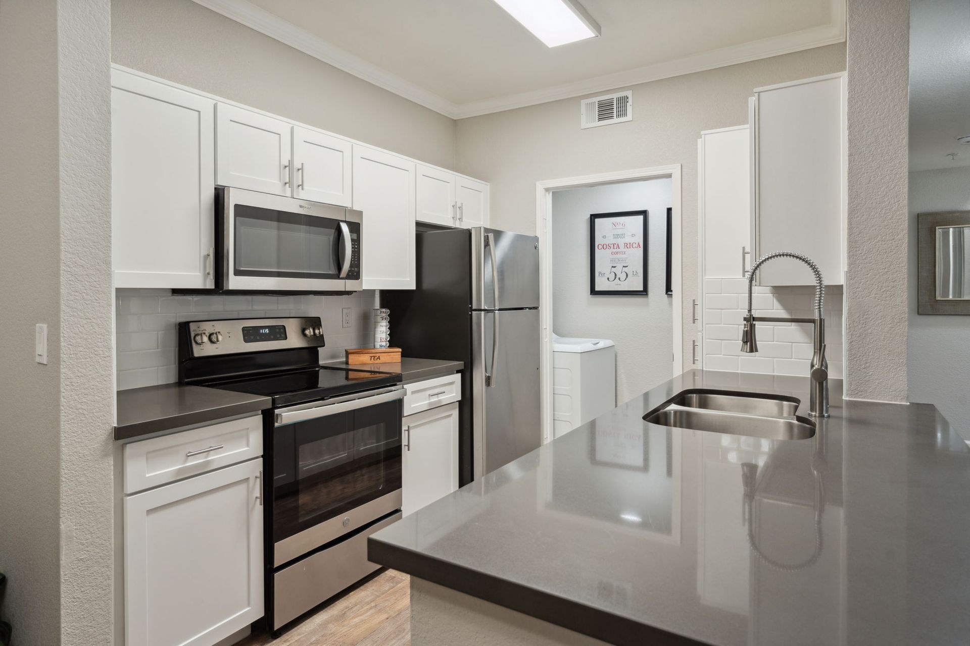 Beautifully Furnished, Renovated Kitchen