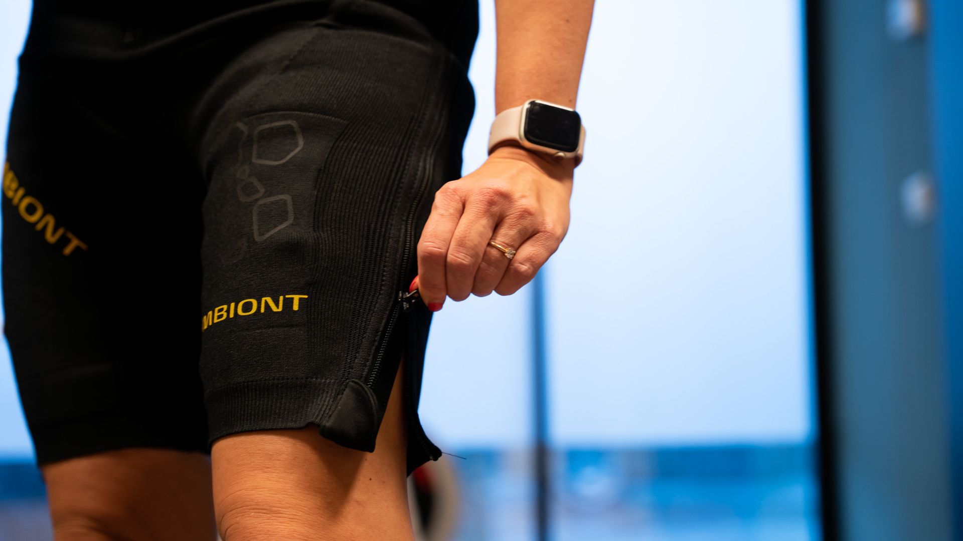 Iemand draagt ​​een smartwatch en een korte broek.