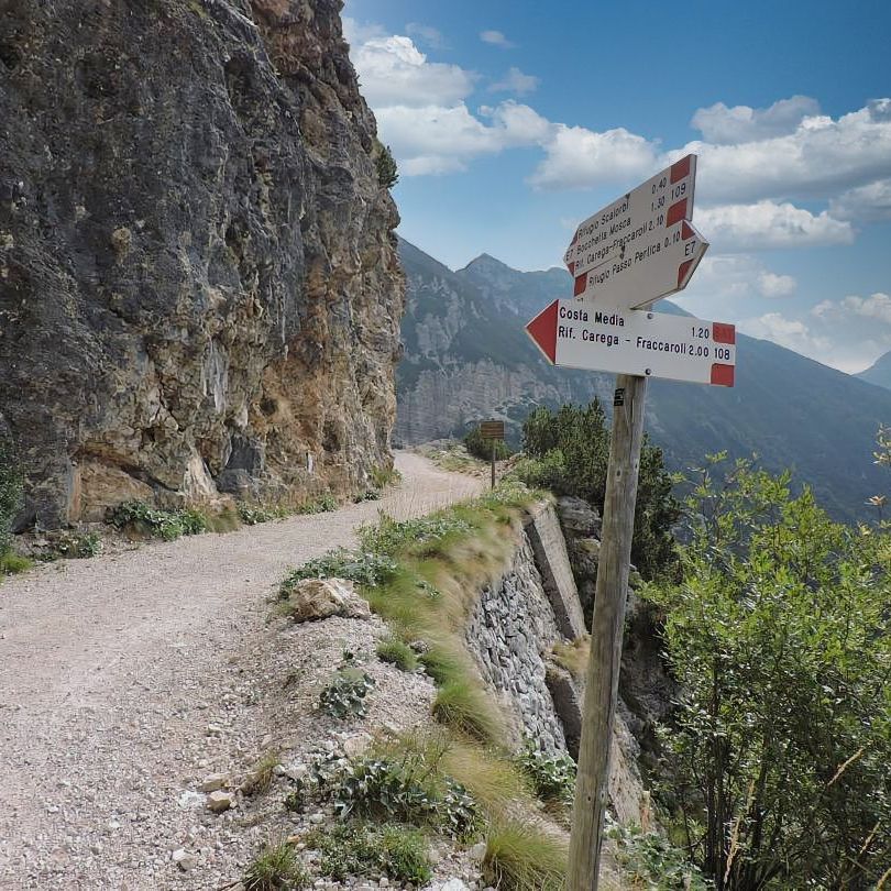 Un cartello sul lato di una strada sterrata indica la strada per casa maria