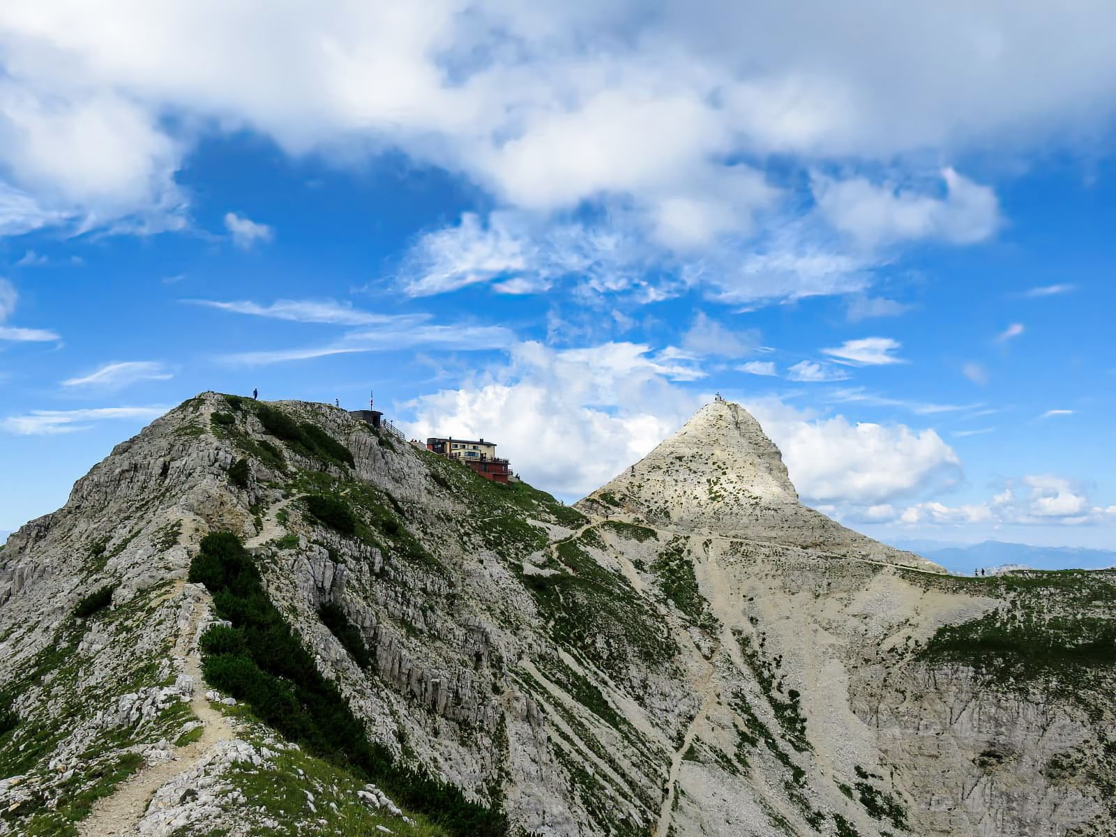 C'è una casa sulla cima di una montagna.