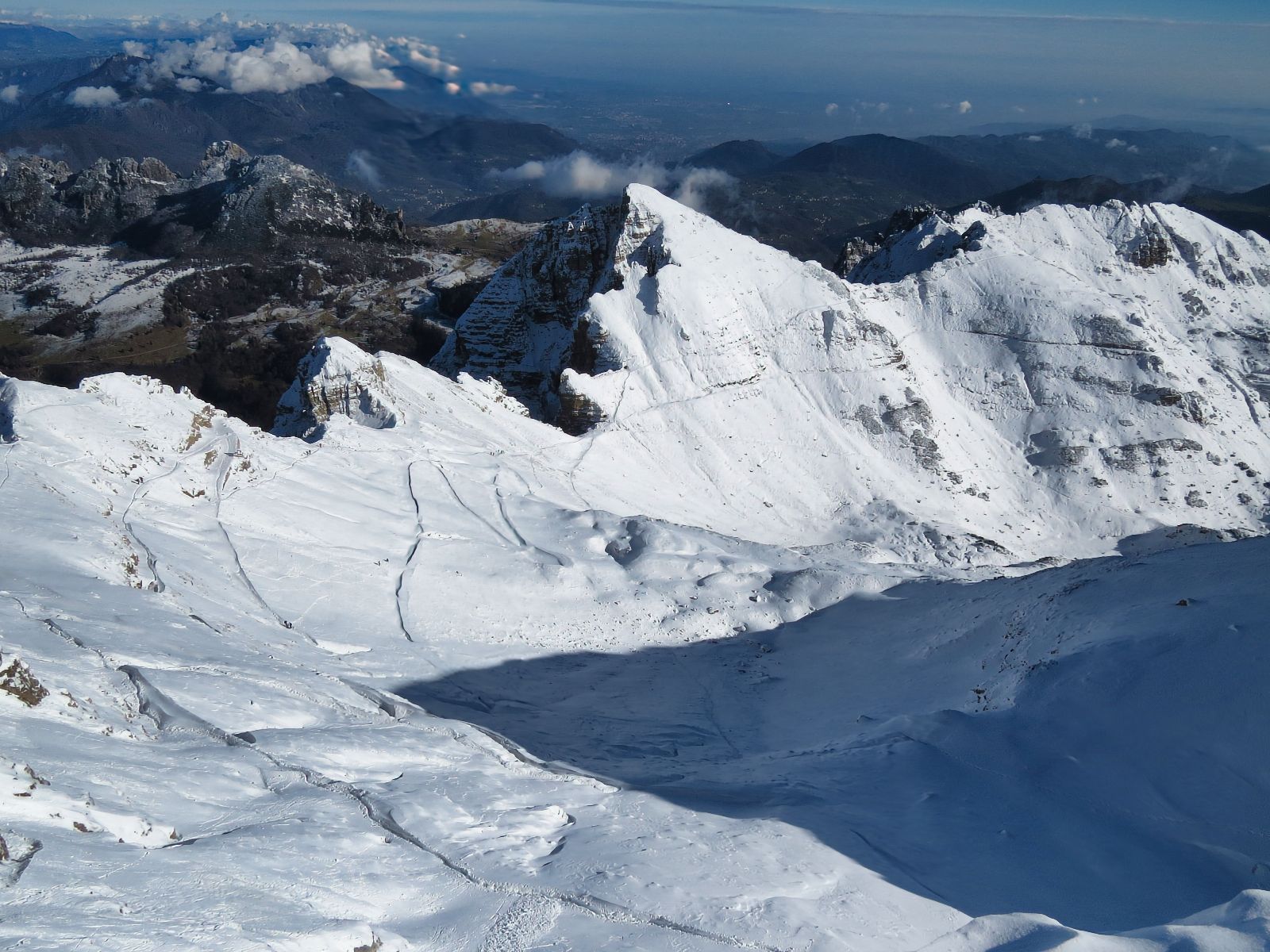 Una catena montuosa innevata con un cielo azzurro sullo sfondo