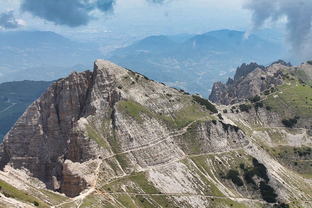 Una montagna con molte rocce ed erba sopra