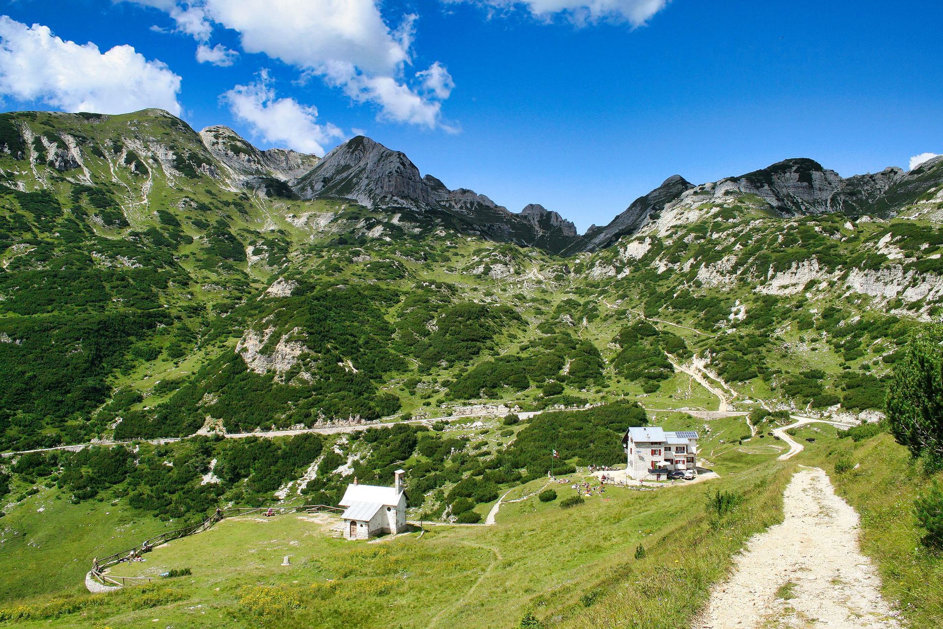 C'è una piccola casa in mezzo alle montagne.