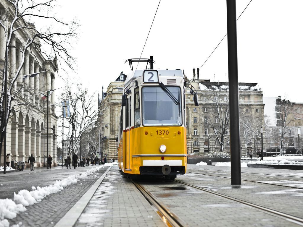 Téli utcán 2-es villamos Budapesten mint háttér a magyarországi bérkülönbségek témához
