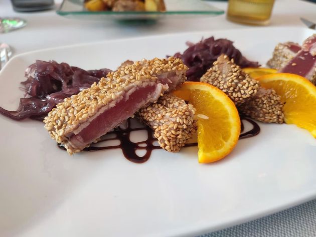 Tonno tataki in crosta di pistacchio e cipolle caramellate