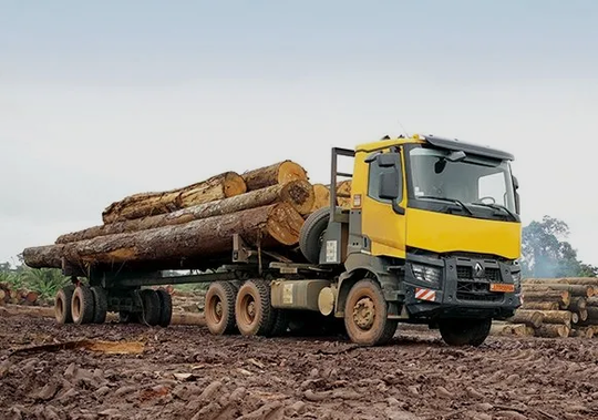 Camion ATV Logistics transportant des grumes de bois en Afrique Centrale