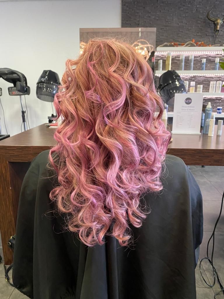 Mooi roze gekruld haar