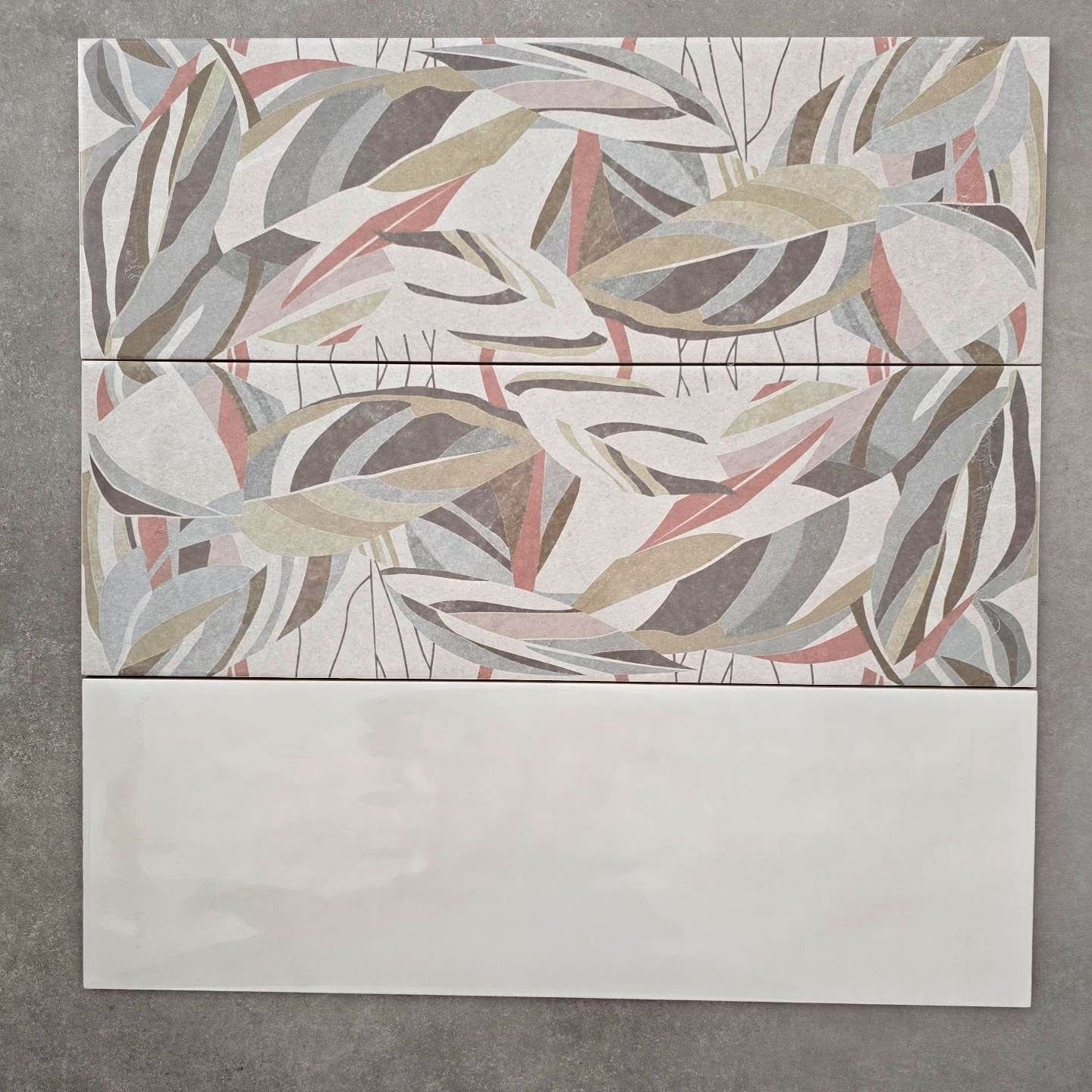 Esempio di carta da parati con motivo astratto a foglie nei toni tenui del beige, grigio, rosa e marrone, su uno sfondo bianco uniforme.