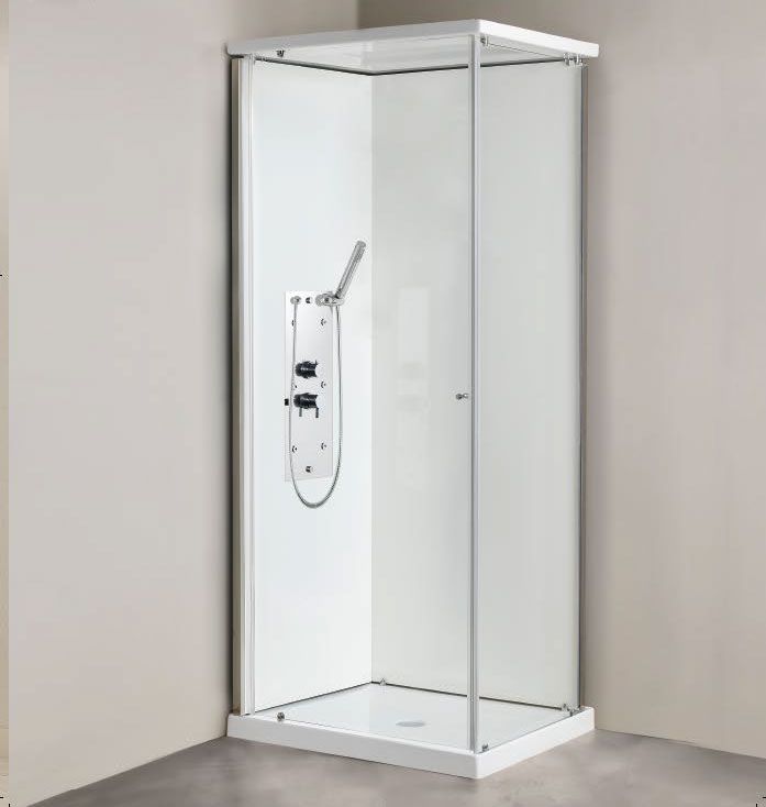 Box doccia in vetro trasparente con telaio bianco e rubinetteria a parete.