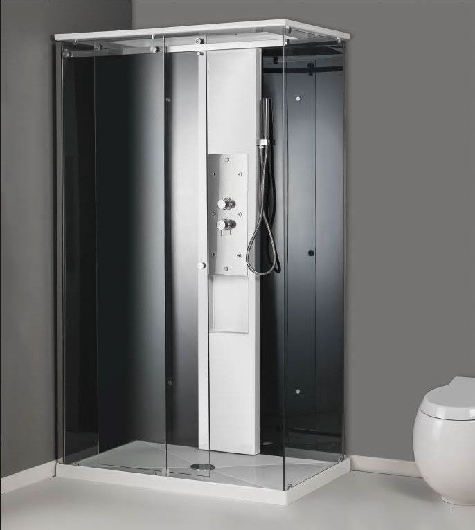 Box doccia moderno in vetro con pannelli neri e rubinetteria interna bianca in un bagno