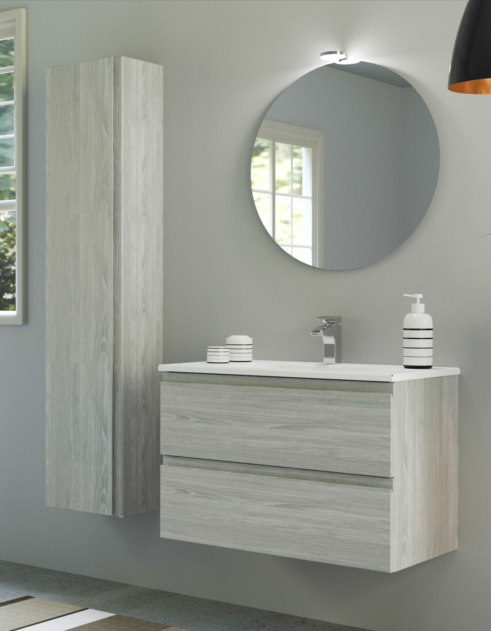 Mobile bagno moderno con specchio rotondo, pensile a muro e mobili in legno chiaro su pareti grigie.